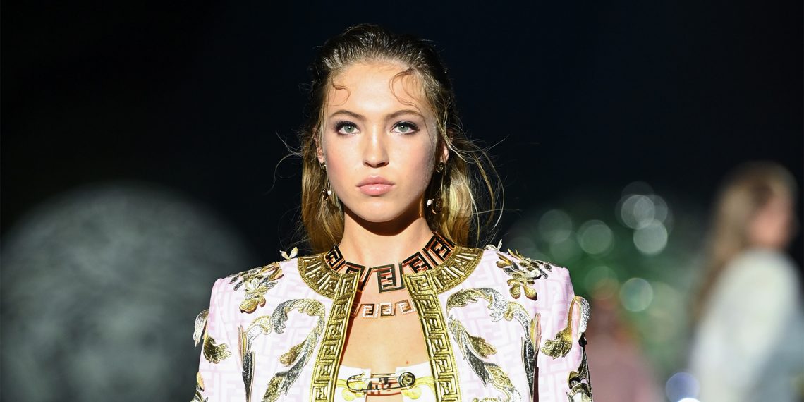 Lila Grace Moss na wybiegu Fendi x Versace z pompą insulinową