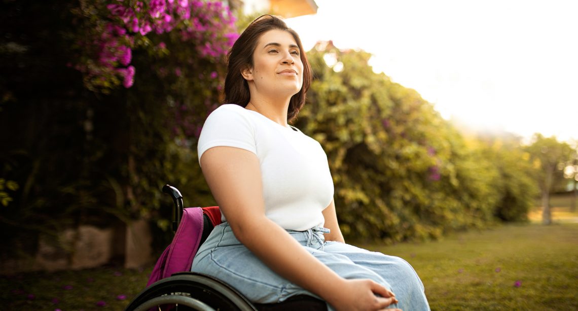 Tekst o barierach u ginekologa dla niepełnosprawnych kobiet. Na zdjęciu: Kobieta na wózku inwalidzkim - HelloZdrowie