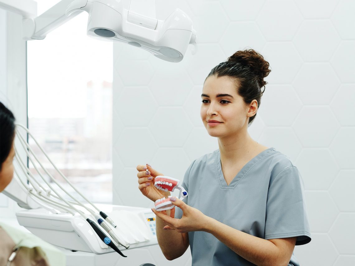W czasie miesiączki nie można usuwać zębów? Anna Kuśnierczak obala mity związane ze stomatologią