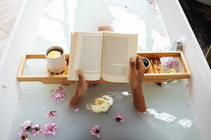 Domowe SPA, kąpiel, książka herbata i borówki