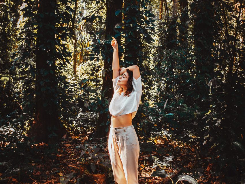 kobieta ćwicząca w lesie
