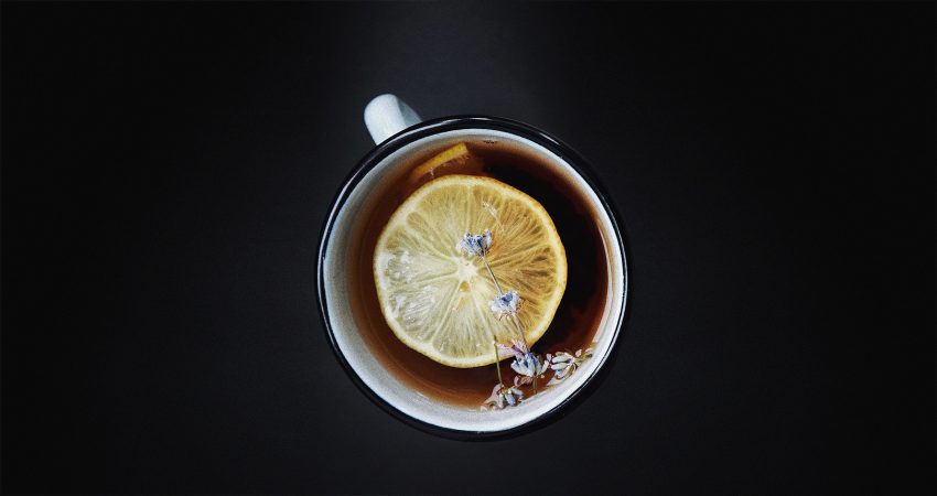 Jak pić herbatę z cytryną, żeby sobie nie zaszkodzić? Wyjaśnia chemiczka