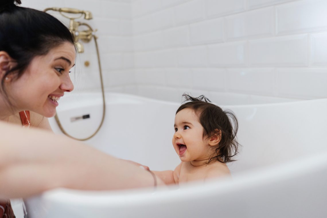 Dziecko podczas kąpieli z mamą