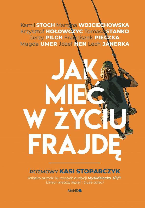 Tekst o odwadze bycia sobą i rozmowach. Na zdjęciu: Osoba na huśtawce - HelloZdrowie