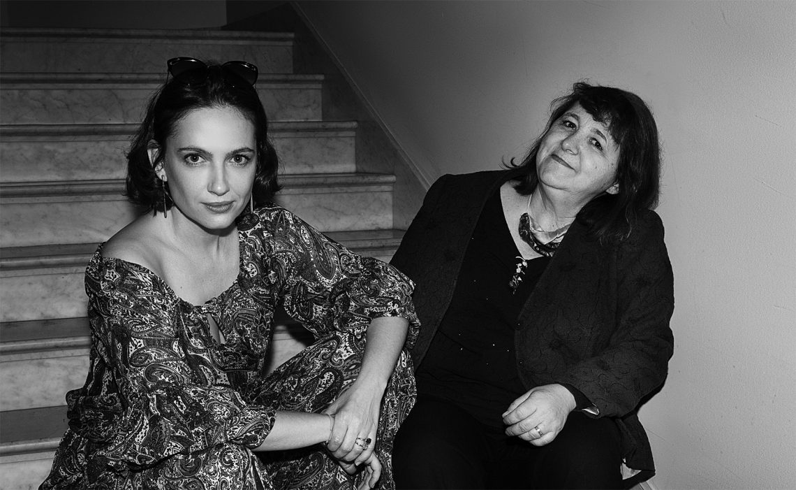 Tekst o współczesnych formach handlu ludźmi i zniewoleniu. Na zdjęciu: Dwie kobiety siedzące na schodach - HelloZdrowie