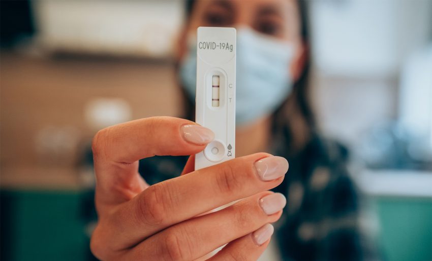 Kobieta trzyma w ręce test kasetkowy na obecność koronawirusa SARS-CoV-2
