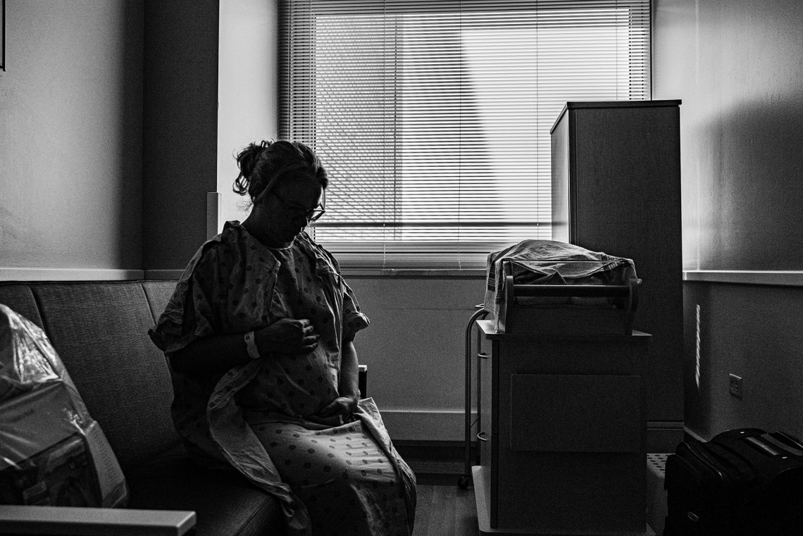 Tekst o patologii ciąży i zdrowiu matki oraz dziecka. Na zdjęciu: Kobieta siedząca na ławce w szpitalu - HelloZdrowie