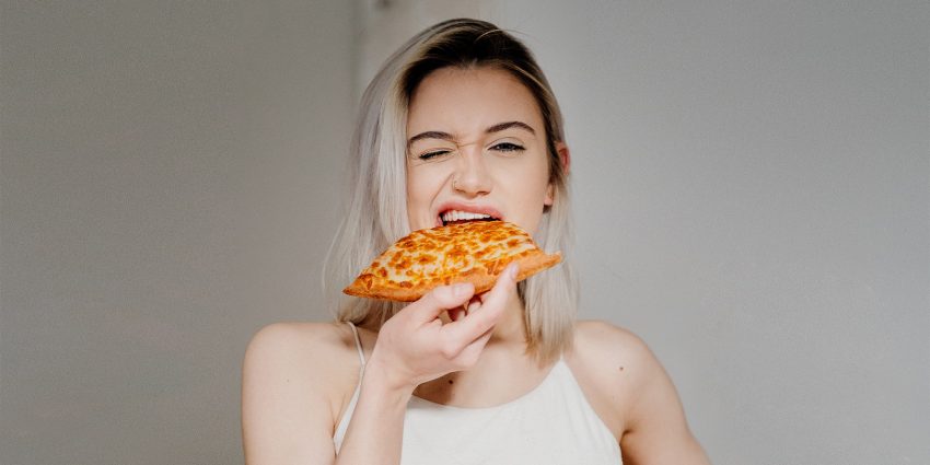 Kobieta je pizzę