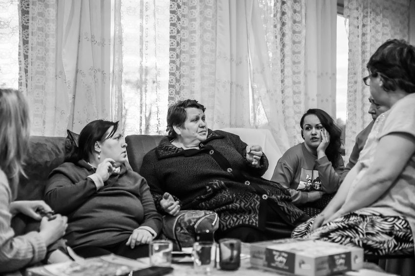Tekst o solidarności Polek wobec Ukrainek uchodźczyń. Na zdjęciu: Grupa kobiet siedzących na kanapie - HelloZdrowie