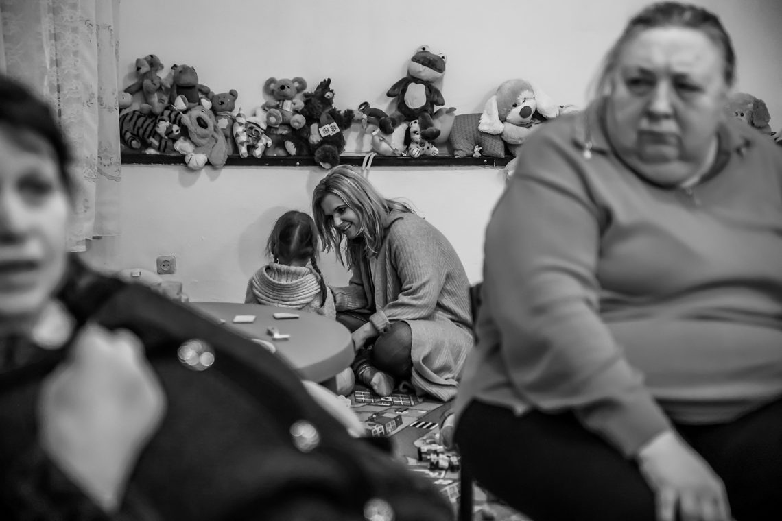 Tekst o solidarności Polek wobec Ukrainek uchodźczyń. Na zdjęciu: Grupa ludzi siedzących na podłodze - HelloZdrowie