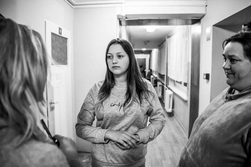 Tekst o solidarności Polek wobec Ukrainek uchodźczyń. Na zdjęciu: Kobieta stojąca w korytarzu - HelloZdrowie