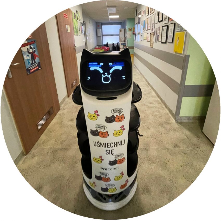 Tekst o pracy robota BellaBot w szpitalu. Na zdjęciu: Maszyna z postaciami kreskówkowymi na niej - HelloZdrowie