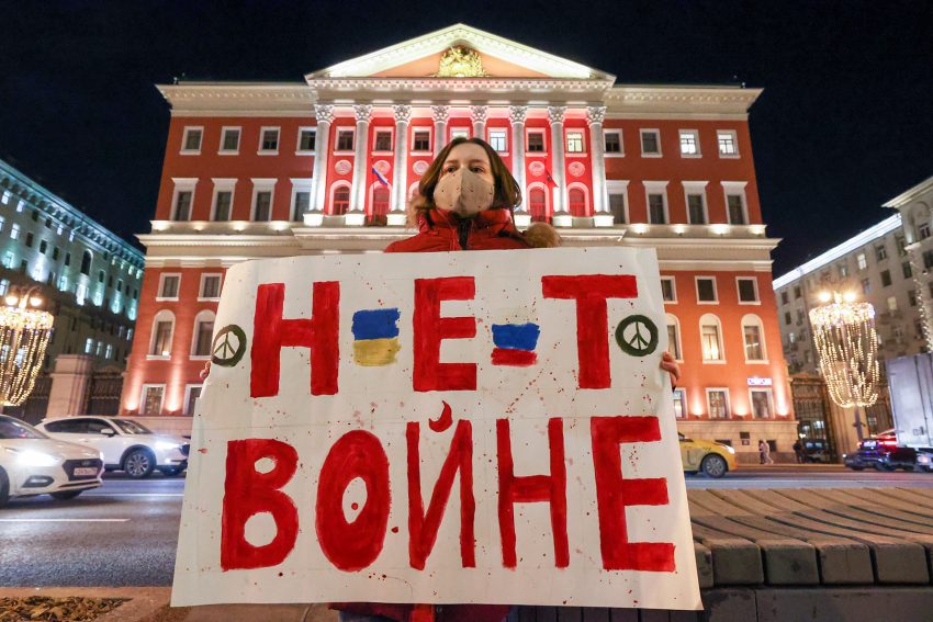 Kobieta protestuje przeciwko wojnie w Ukrainie