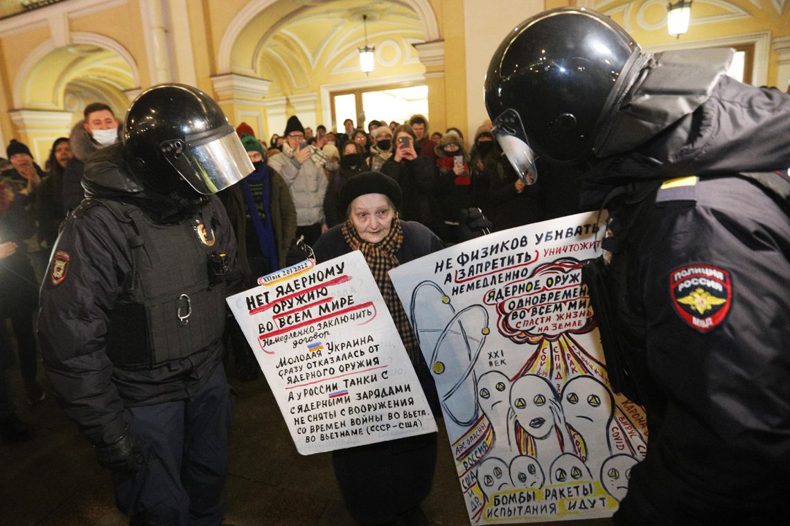 Protestująca Jelena Osipowa zostaje aresztowana przez policjantów