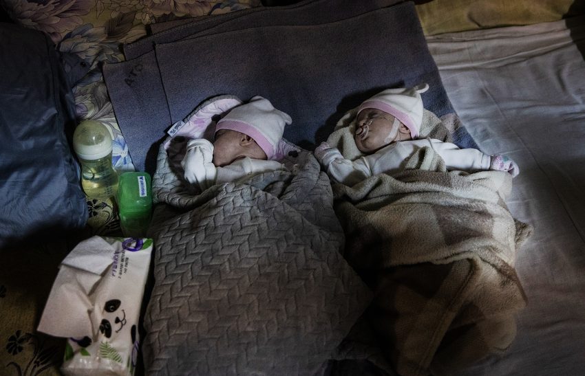 Bliźnięta w szpitalnym schronie w Ukrainie
