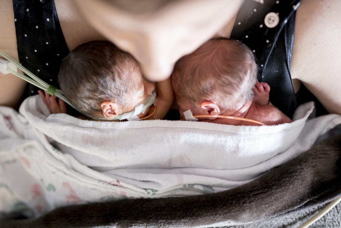 „Najwcześniejsze bliźnięta” urodziły się w 22. tygodniu ciąży i nie dostawały szans na przeżycie. Teraz są już w domu i czują się dobrze