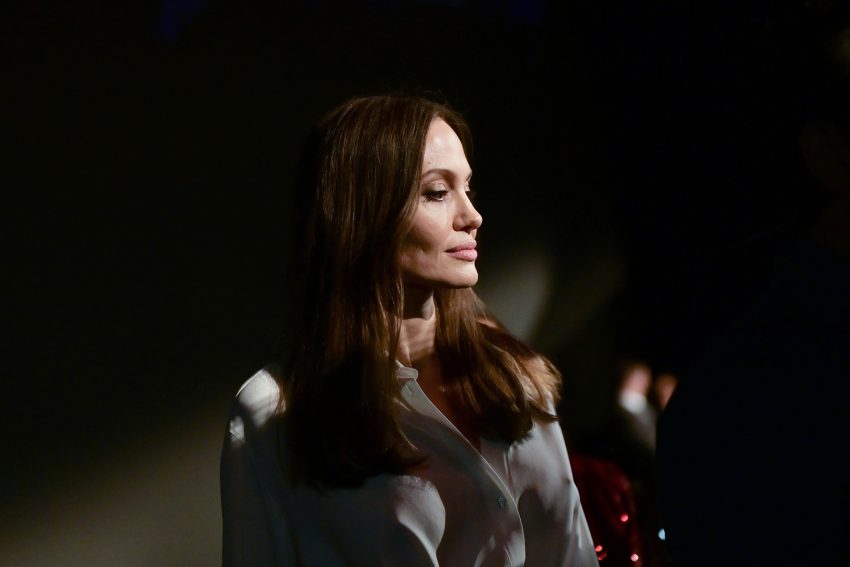 Angelina Jolie pokazała znalezioną "zabawkę" ukraińskiej dziewczynki. "Nie miała pojęcia, co to"