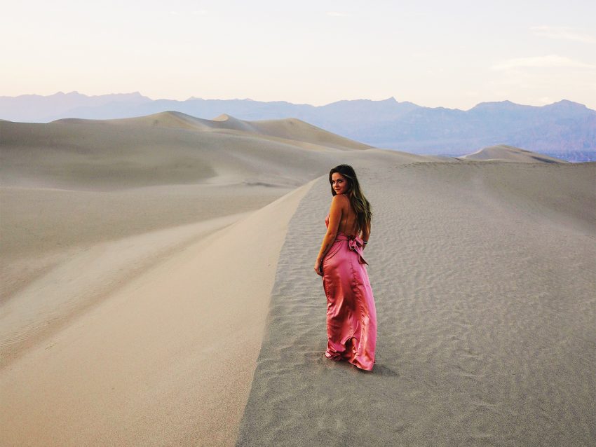 Kobieta stoi na pustyni