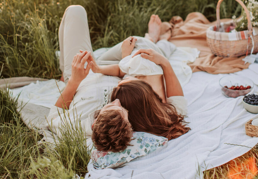 Para młodych ludzi przytula się na pikniku. tekst dotyczy wiosennego seksu - Hello Zdrowie