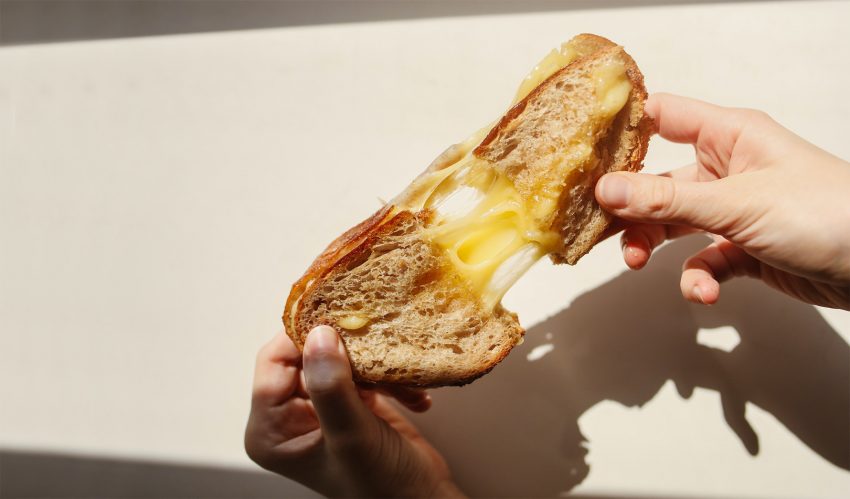 Dlaczego tak lubimy jeść tosty z serem? Wyjaśnia biotechnolog Dawid Polak