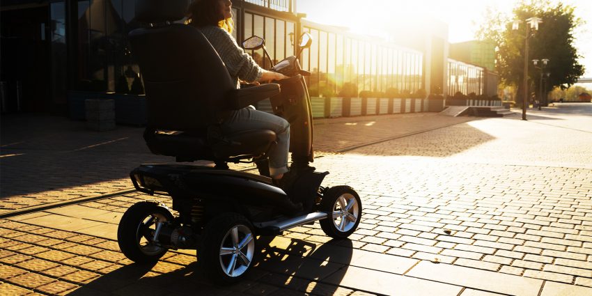 Awaria wózka dla osób z niepełnosprawnościami w galerii handlowej / istock