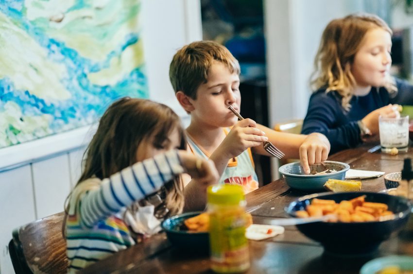 Zadławienie się dziecka - pierwsza pomoc / istock