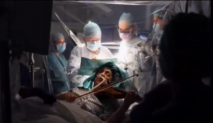 Skrzypaczka operowa w trakcie operacji usunięcia guza mózgu... grała na skrzypcach. To wideo trzeba zobaczyć!