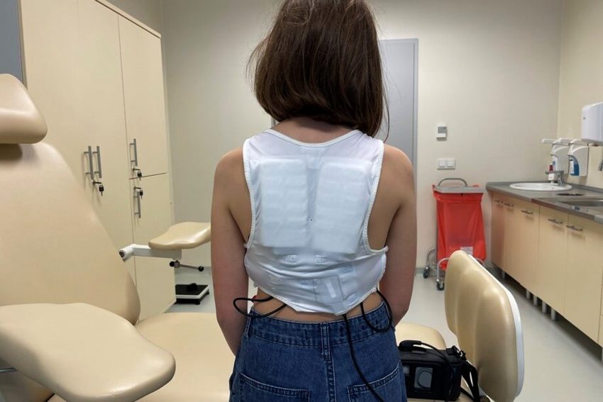 10-latka czekająca na przeszczep serca dostała kamizelkę defibrylującą. To najmłodsza pacjentka w Polsce, u której ją zastosowano