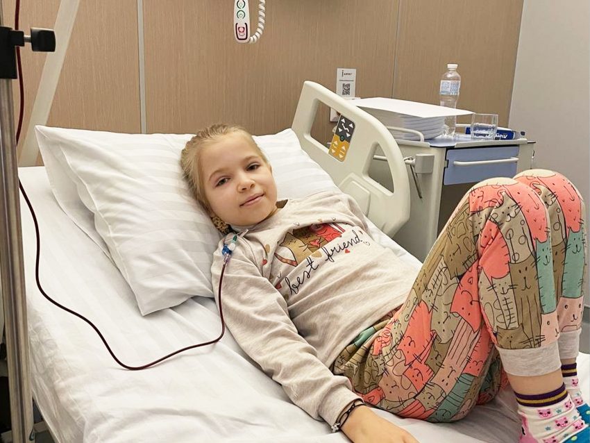 9-letnia Sasza, okaleczona podczas bombardowania w Buczy, otrzymała nieocenioną pomoc. "Zasługuje na życie bez bólu i ograniczeń" – podkreśla Ołena Zełenska