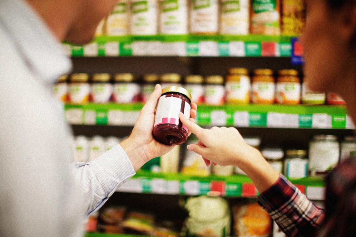 "Coraz więcej produktów zmniejsza swoją gramaturę, nie zmieniając przy tym ceny". Katarzyna Bosacka pokazuje spryt producentów / istock