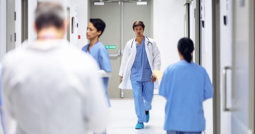 Lekarz i pielęgniarki na korytarzu szpitalnym