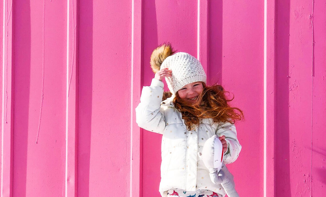 Dziewczynka w zimowym ubraniu /fot. Unsplash