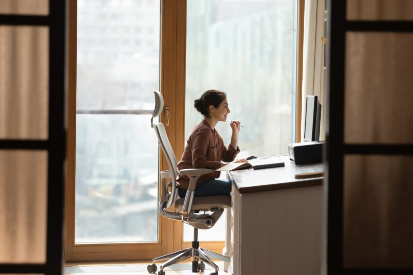 na zdjęciu: kobieta siedzi na biurowym krześle, tekst o: problemach z kręgosłupem /fot. Adobe Stock