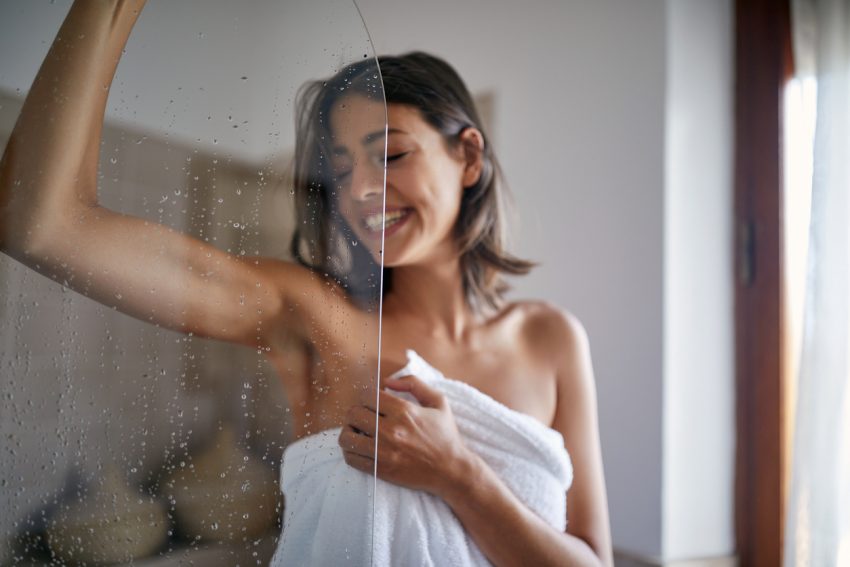Samobadanie piersi pod prysznicem? Aga Szuścik tłumaczy, dlaczego nie jest to najlepszy wybór / istock