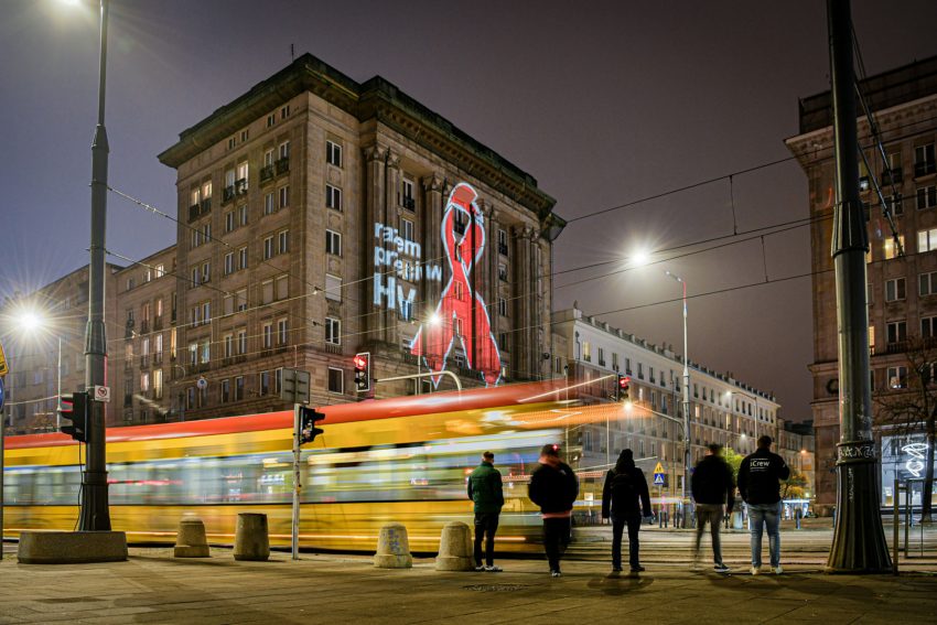 Czerwona kokardka na budynku w Warszawie