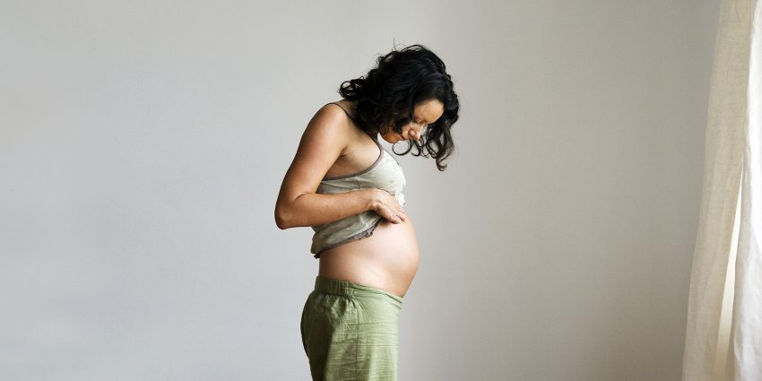 Kobieta w ciąży pokazuje brzuch