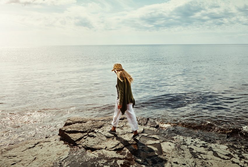 Kobieta spaceruje przy jeziorze
