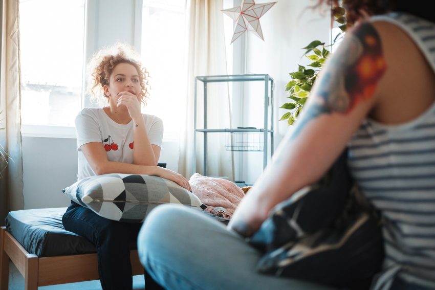 Czasami nie wiesz, co odpowiadać na zadawane ci pytania? Psycholożka ma kilka gotowych odpowiedzi na te, których wolałabyś nie usłyszeć / istock