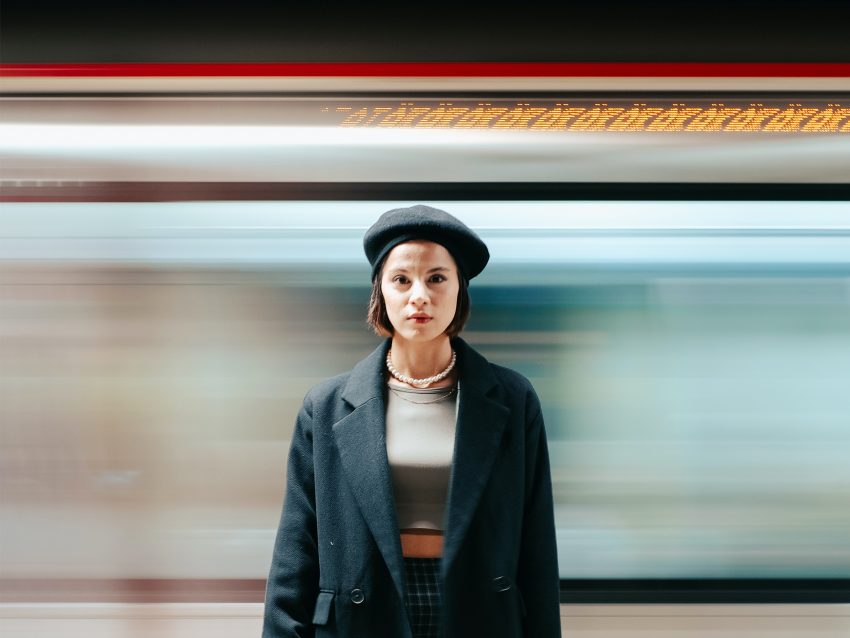 Kobieta stoi na stacji metra
