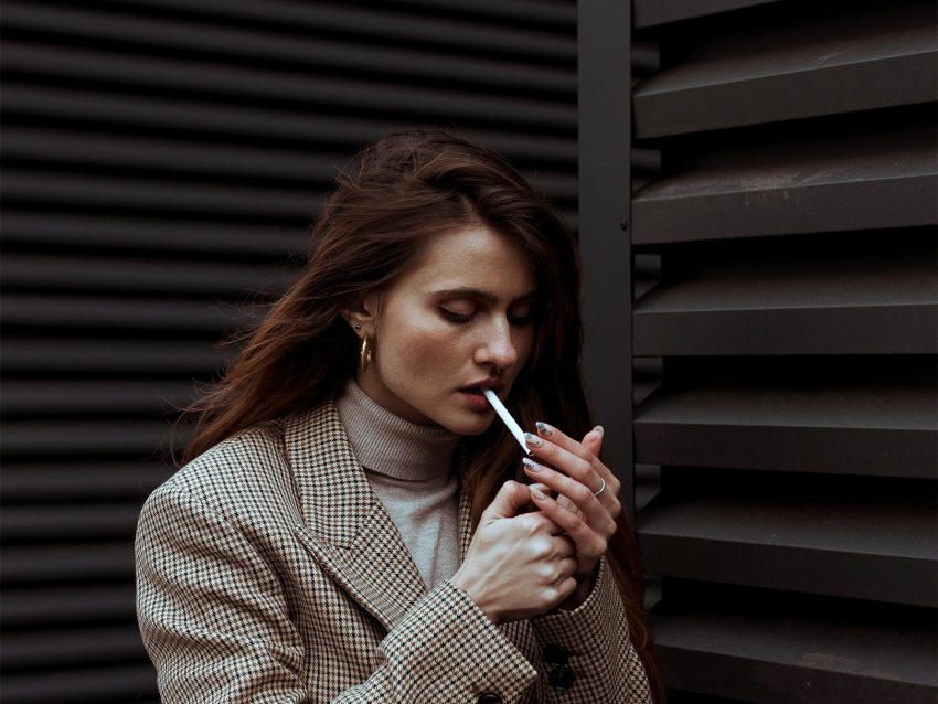 Kobieta odpala papierosa