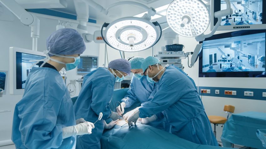 Lekarze Kliniki Otolaryngologii CMKP przeprowadzili udaną operację rzadkiego guza szyi