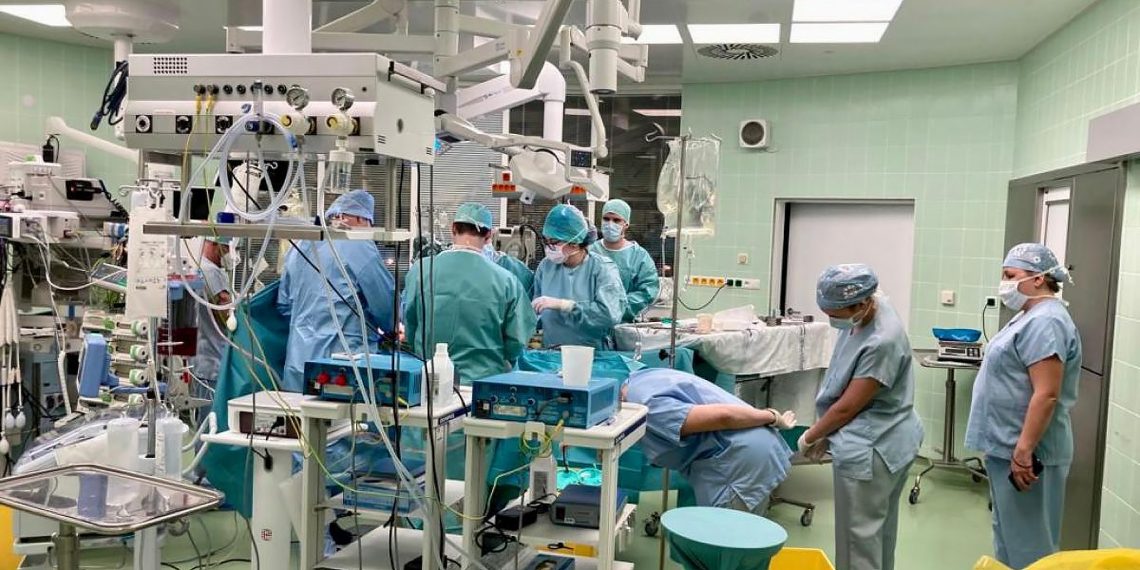 Lekarze na sali operacyjnej przeprowadzają przeszczep serca u pacjenta