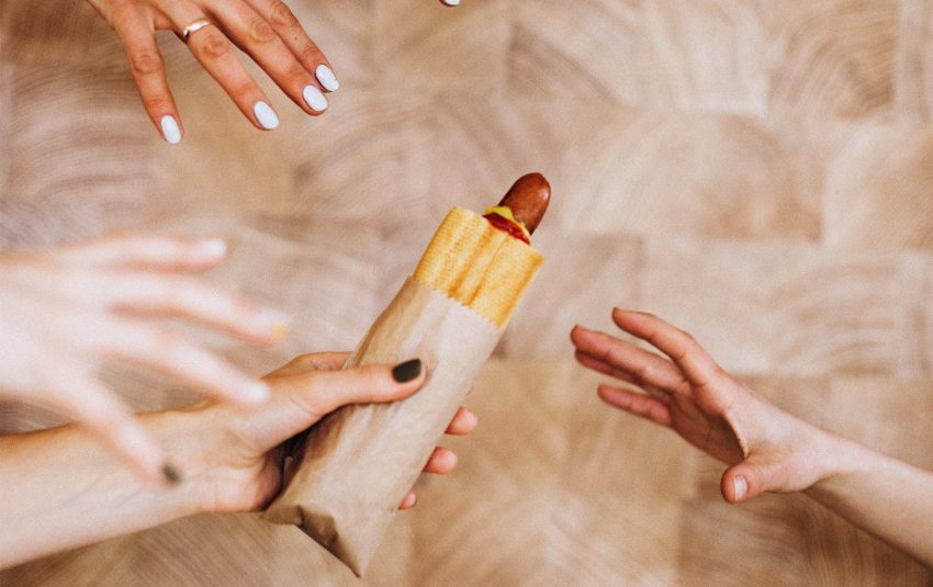 Hot-dog za 1 zł przy zakupie... papierosów. Ministerstwo Zdrowia reaguje na kontrowersyjną promocję Żabki