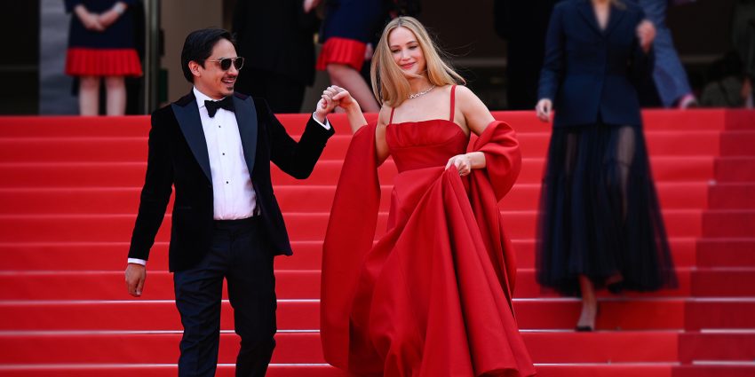 Jennifer Lawrence na czerwonym dywanie w Cannes - na stopach ma czarne japonki