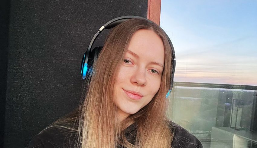Katarzyna Paciorek przeszła udar w wieku 25 lat - na zdjęciu pozuje w słuchawkach