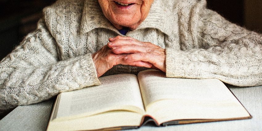 90-latka postanowiła zdać maturę. Na zdjęciu starsza osoba z ksiażką