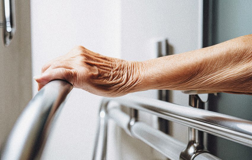 Stuletnia pacjentka przeszła udany zabieg kardiologiczny - na zdjęciu dłoń starszej pacjentki HelloZdrowie