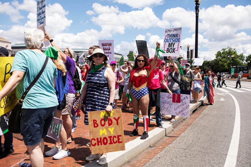 Za zdjęciu Amerykanki protestujące wobec obalenia prawa do aborcji- HelloZdrowie