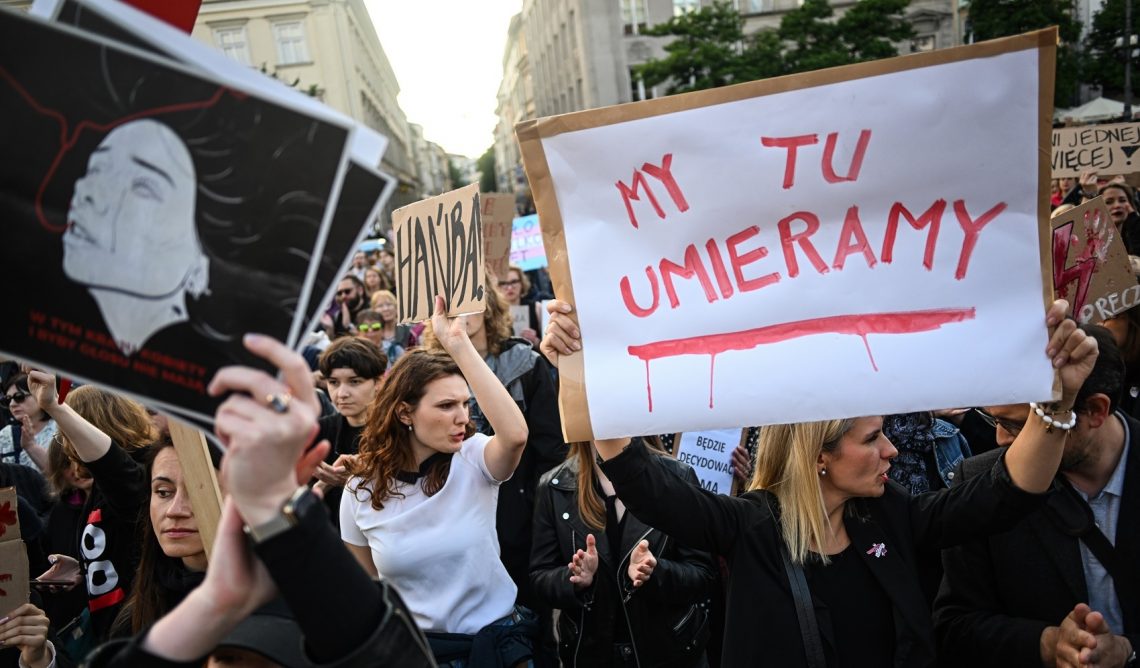 Protesty w 70 miastach i miasteczkach w całej Polsce to reakcja na śmierć ciężarnej Doroty z Nowego Targu - na zdjęciu kobiety podczas demonstracji trzymają transparent z napisem "My tu umieramy"