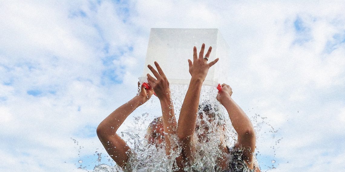 Ice Challenge Bucket przyniosło niesamowite rezultaty. Na zdjęciu dwie kobiety polewające się wodą z wiaderka